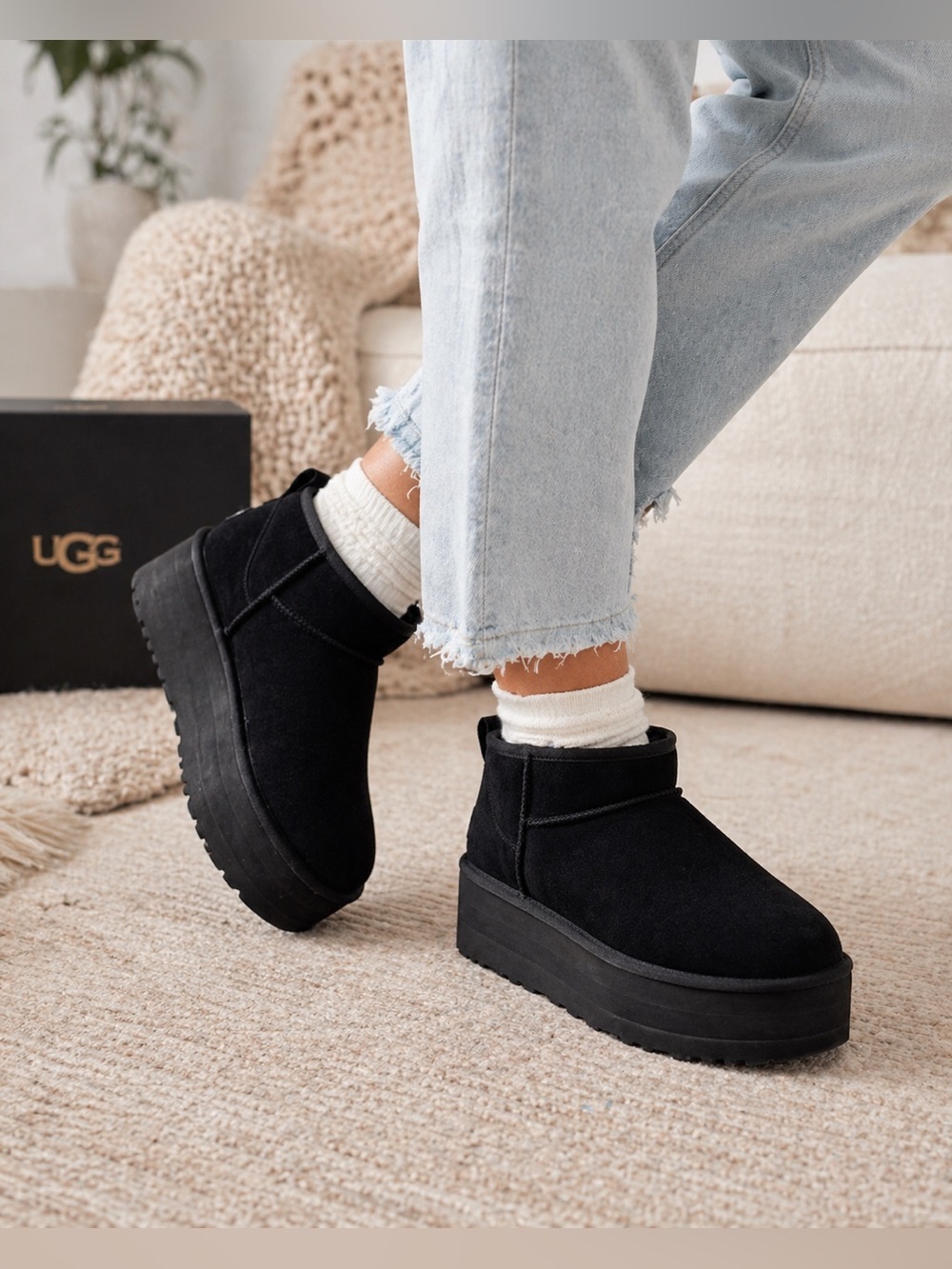 UGG Classic Ultra Mini Platform Boots Black Suede Cozy Trendy Women’s Size 7